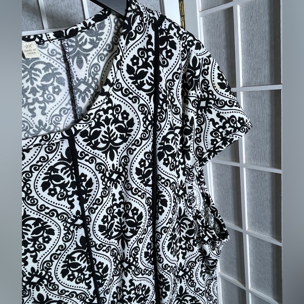Plus Size 1x Black & White Printed Scoop Neck Women's Top, Stretchy NWOT - Picture 3 of 12